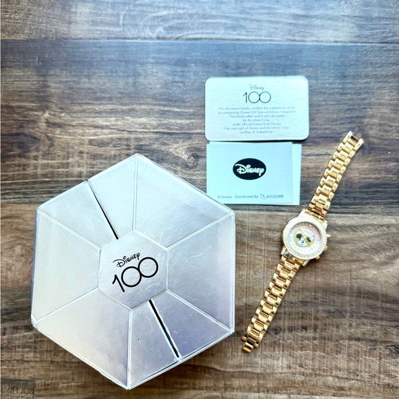 NWT Disney 100 Years Of Wonder Special Edition Watch in Collector’s Box - Picture 4 of 9